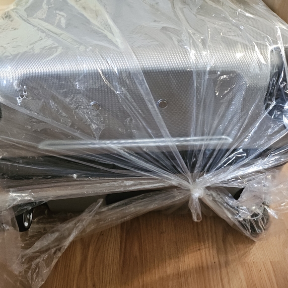 Silver Hard Shell Suitcase - Picture 3 of 5